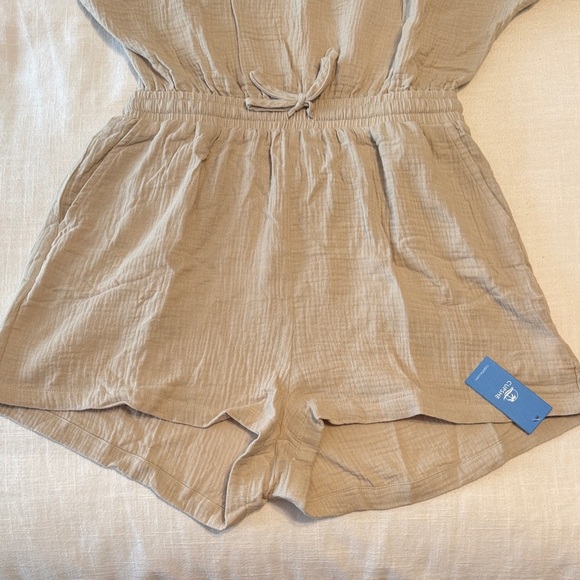 🌞👗 🆕 CUPSHE Neutral Drawstring Plunging V-Neck Romper – Size Medium - Picture 2 of 16
